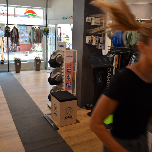 Laufanalyse auf Bahn, Videoanalyse, moderne Laufanalyse mit Fachberatung im Running Store