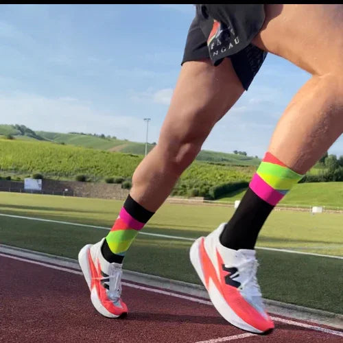 Läufer auf Laufbahn, bunte Sportsocken, New Balance Laufschuhe, Sommer, Sportplatz, Natur