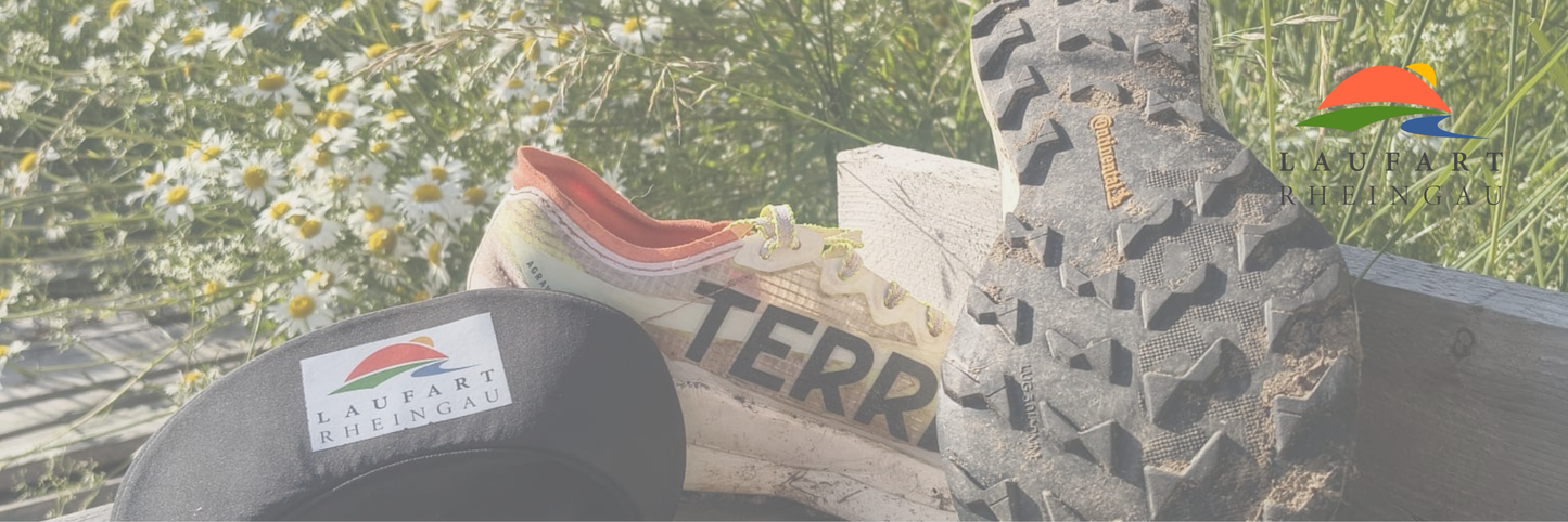 Adidas Terrex Laufschuh und Cap mit "Laufart Rheingau" Logo im Gras