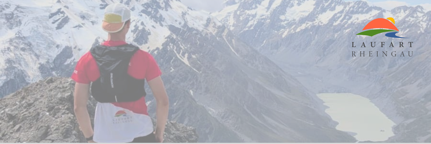 Läufer mit Laufveste in bergiger Landschaft blickt auf See