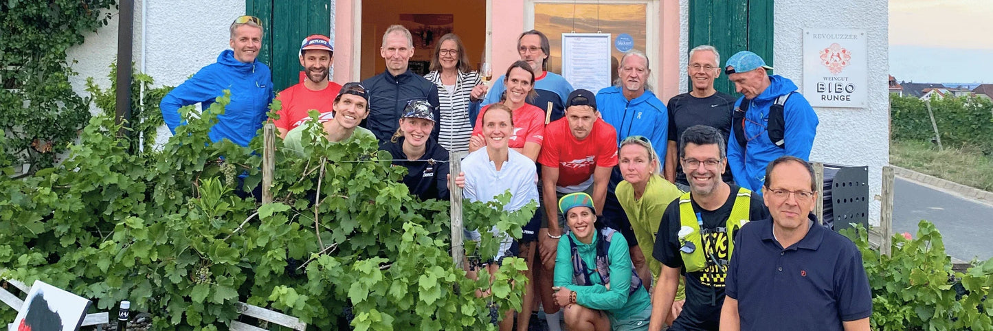 Laufgruppe vor Weingut Bibo Runge im Rheingau, Traillauf, Sommer, Weinreben, Gruppenfoto