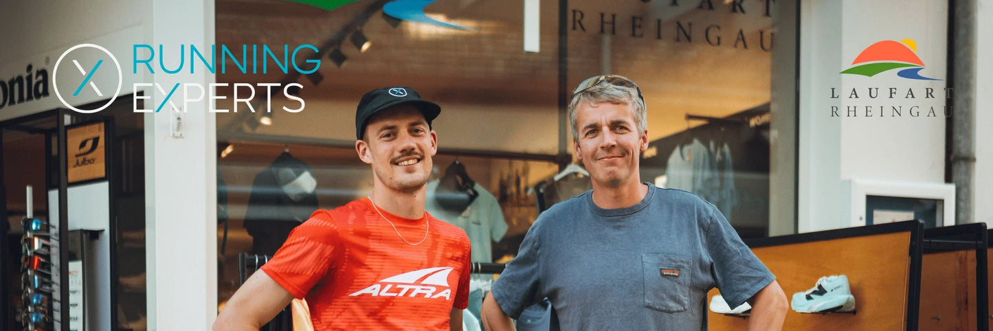 Zwei Männer vor Laufladen mit Laufschuhen, Running Experts und Laufart Rheingau Logo