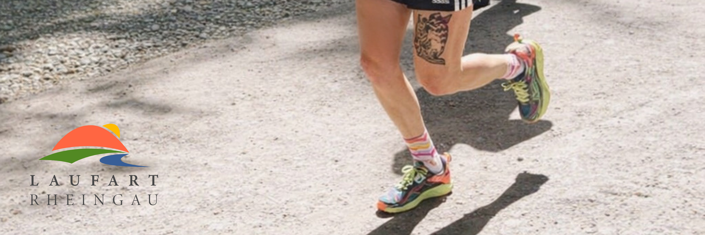 Hoka Zinal 3 Laufschuh von Läuferin getragen auf Schotteruntergrund