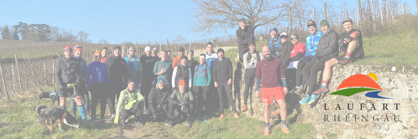 Gruppe Trailläufer und Trailläuferinnen in den WEinbergen aufgestellt zum Gruppenfoto