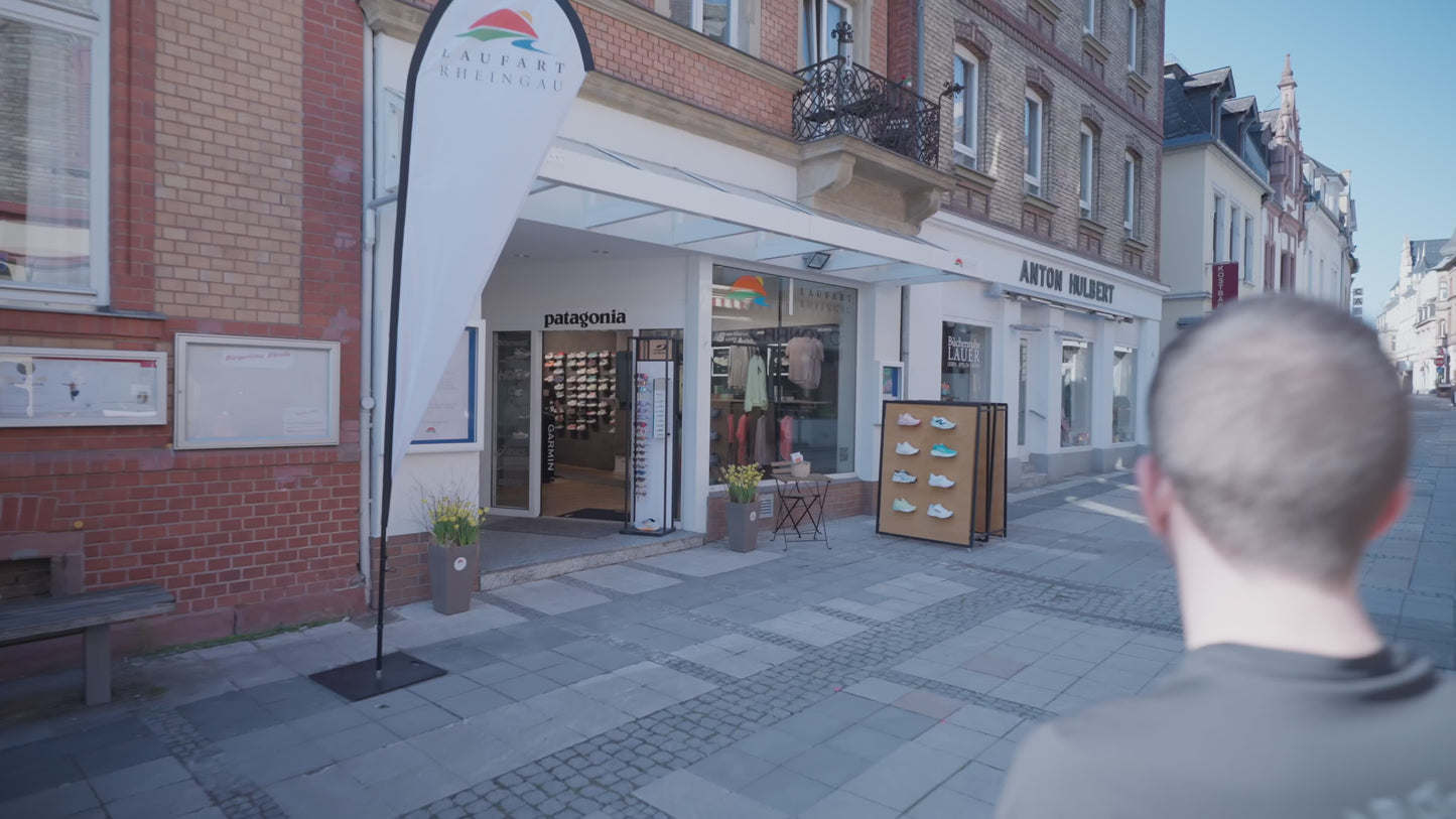 Läufer bei einer Laufschuhberatung mit Laufanalyse bei Laufart Rheingau